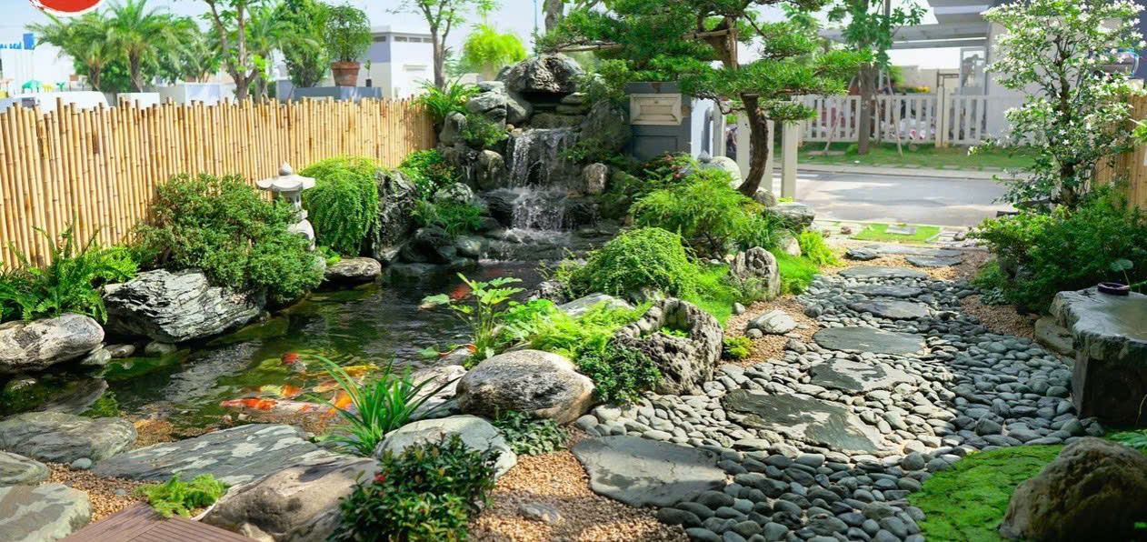 Hồ Koi phong cách Nhật Bản với cầu gỗ và đèn lồng